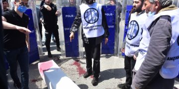 ATK önünde kanlı tabut eylemi – 3 kişi rehin alındı