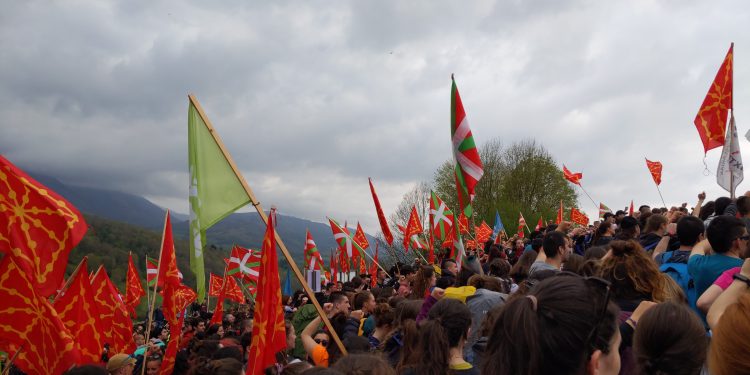 Kürt enternasyonalist heyeti Bask gençlik festivalinde