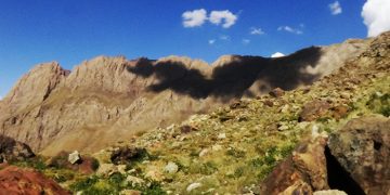 Ay ışığı hayalet dağların ardından yükselmiş