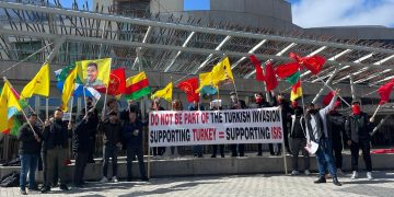 Gençler İskoçya Parlamentosu önünde buluştular