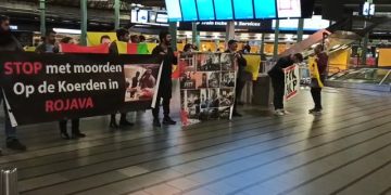 Amsterdam’da gençler kimyasal gaz kullanımına ve işgale karşı eylemde