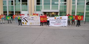 Kürt gençleri Marsilya’da hava alanında sivil itaatsizlik eylemi gerçekleştirdi