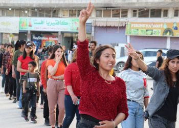 Kobanêli gençler işgal saldırılarına karşı alanlardaydı