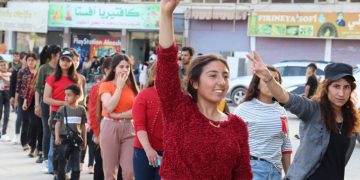 Kobanêli gençler işgal saldırılarına karşı alanlardaydı