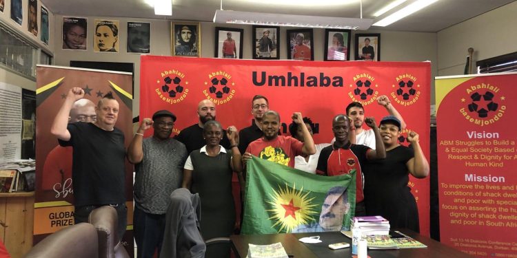 Kürdistan Gençlik Diplomasi Komitesi Güney Afrika’nın Durban kentinde Abahlali BaseMjondolo ile buluştu
