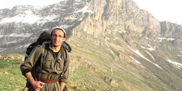 Kimin gücü taşır dünya ve gökyüzünü ayrı ayrı? – Beni bağışlayın