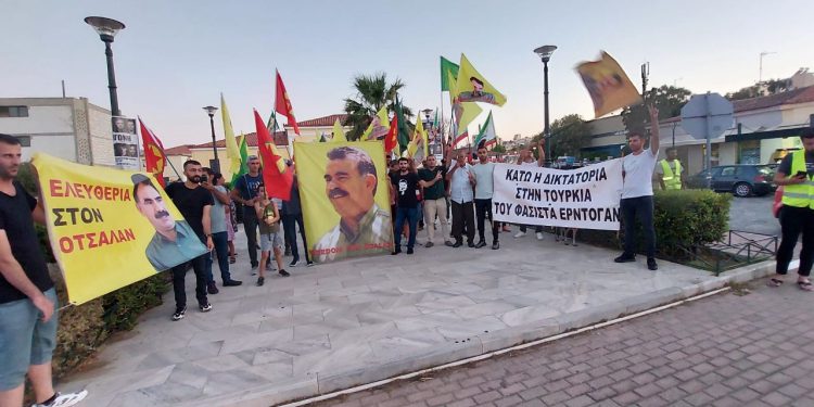 Lavrio’da gençlik öncülüğünde Önder Apo’ya özgürlü yürüyüşü