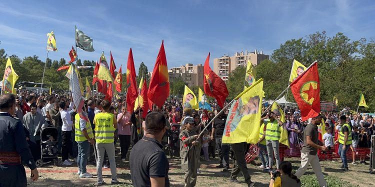 Kürt gençliği, Sinan Dersim Kültür Festivalin’de “Be Serok Jiyan Nabe”, “Bijî Berxwedana Gerilla” sloganlarını haykırdı