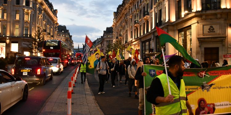 Kürt devrimci gençler Londra’da protesto gösterisi düzenledi