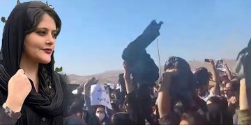 Masha Amini’nin merasiminde kadınlar baş örtülerini çıkarttılar