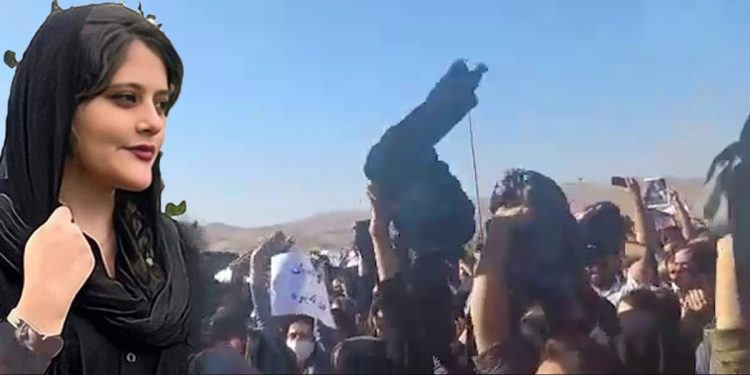 Masha Amini’nin merasiminde kadınlar baş örtülerini çıkarttılar