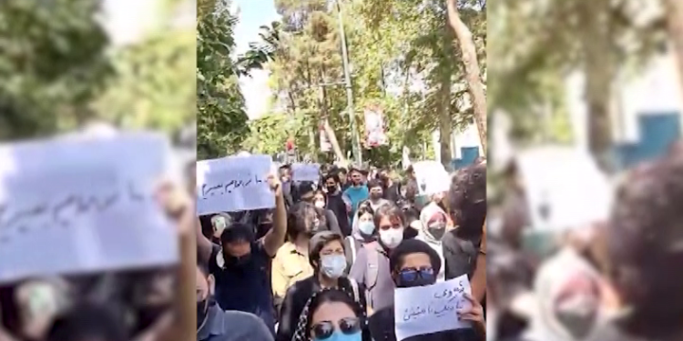 Tahran Üniversitesi öğrencileri Masha için eylemde