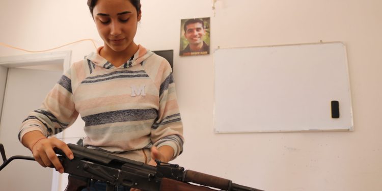 Yekîtiya Jinên Ciwan’dan eğitim: ‘En ileri mevzilerde savaşacağım’