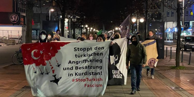 Hannover’de TCŞ/TekoJIN Ve Enternasyonalist Gençler alanları bırakmıyor.