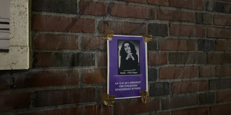 TekoJIN’dan Duisburg’da afişleme eylemi