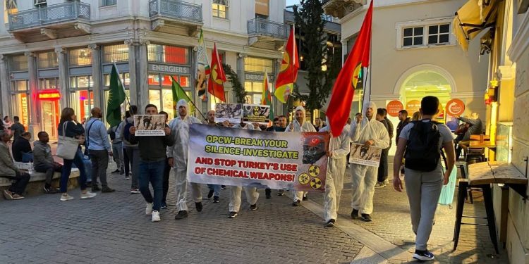 Devrimci Gençlik Hareketi (TCŞ) kimyasal silah kullanımına karşı Atina’da sokaklara döküldü
