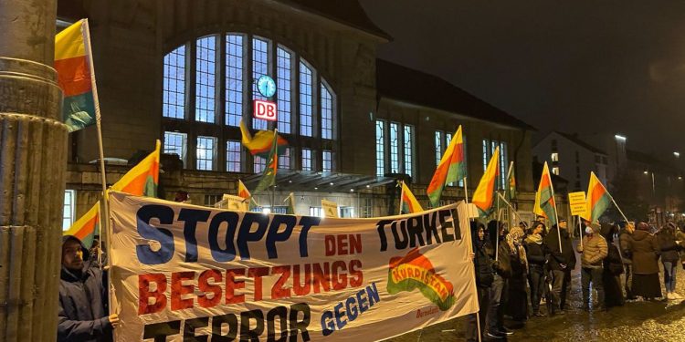 Gençler Avrupa’da alanlara indi- YENİLENDİ