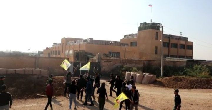 Gençler Raqqa’da Rus üssüne taşlarla eylem gerçekleştirdi