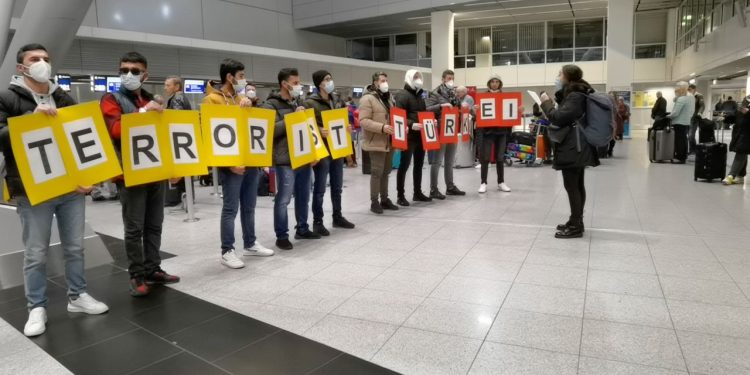 Düsseldorf Havaalanı’nda sivil itaatsizlik eylemi