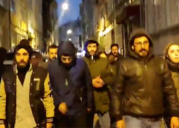 Gençler tecridi İzmir ve İstanbul’da yürüyüşle protesto etti