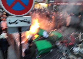 SON DAKİKA – Kurdistan’lı gençler Paris’in merkezinde barikatlar kuruyor