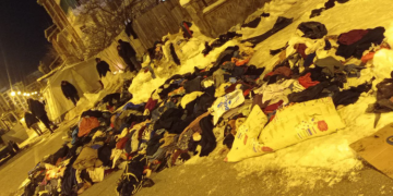 Devlet gelen yardımları yolun ortasına döküyor!