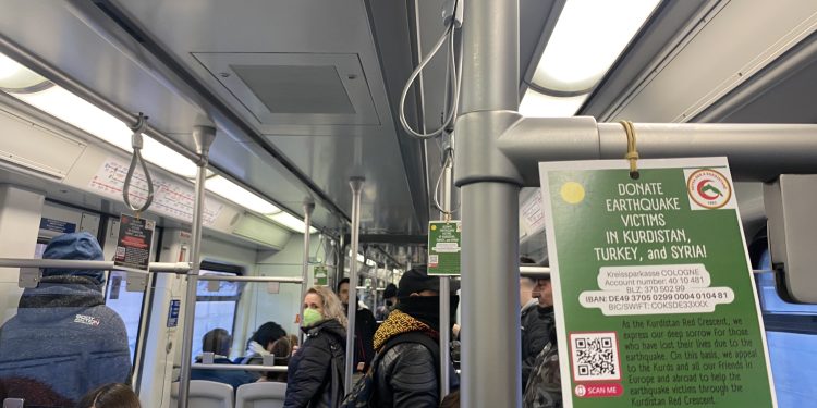 Yunanistan’nın başkenti Atina’da Kurdistanlılar Heyva Sor kampanyası başlattı