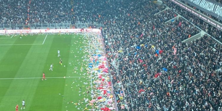 Beşiktaşlı taraftarlardan “hükümet istifa” sloganları