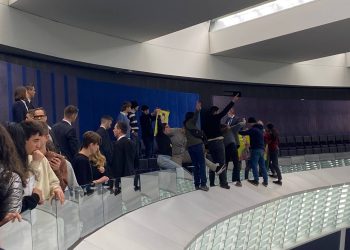 GÜNCELLENDİ – SON DAKİKA – Kürt gençleri Avrupa Parlamentosu’nda Önder APO’nun fiziki özgürlüğü için eylemde