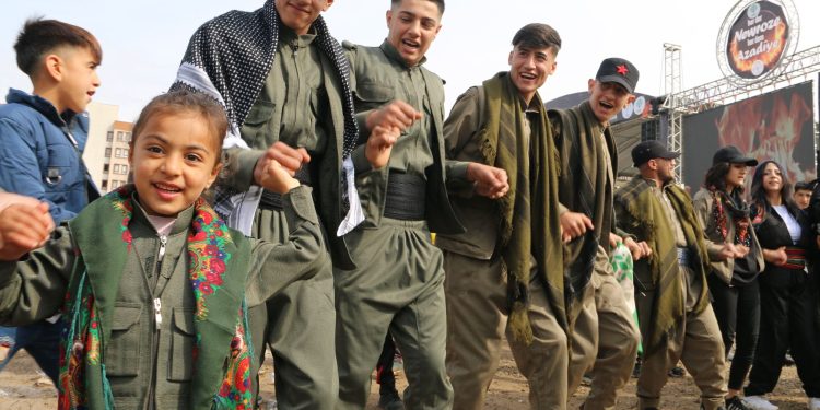 Cizîr gençliği tarihin Newrozunu kutluyor