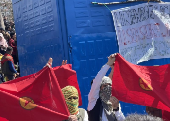 Apocu gençlik PKK bayraklarını kaldırdı!