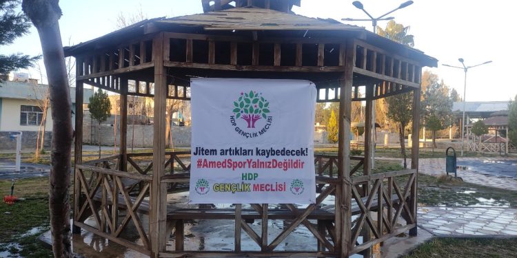 HDP Gençlik Meclisi faşist saldırıya karşı pankart açtı