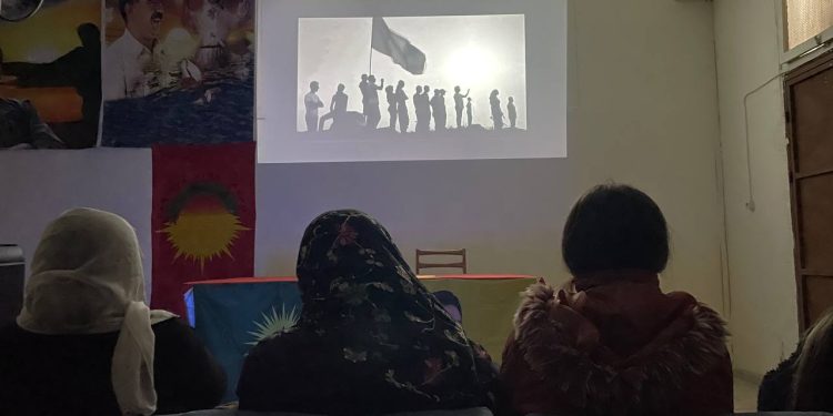 Yunanistan’ın Lavrio kentinde Kürt kadınlar 8 Mart’ öncesi sinevizyon gösterimi yaptı