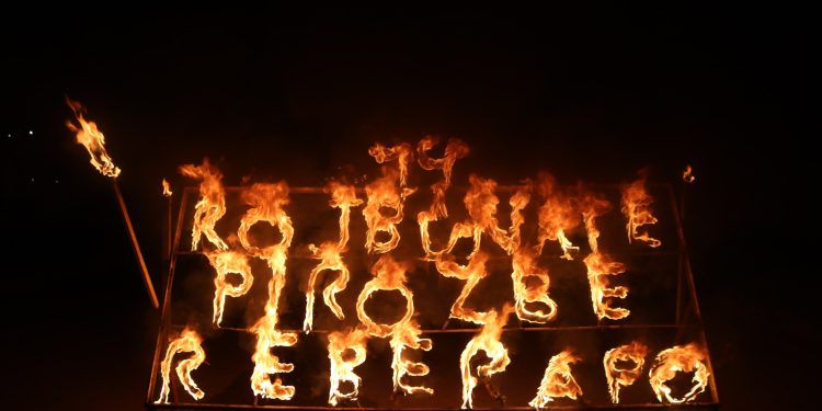 Qamişlo’daki Genç Kadınlar: “Rojbûna te Pîroz Be Ey Serok”