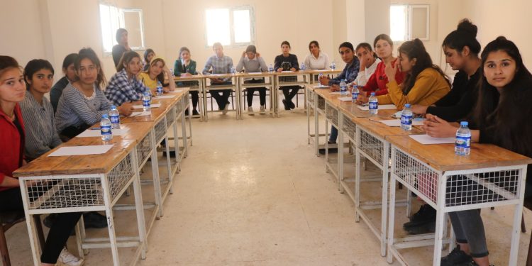Genç kadınlar Kobanê’de bilgi yarışması düzenledi