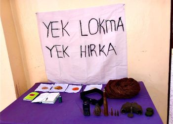 Genç kadınlar gerilla eşyalarının olduğu bir sergi açtı