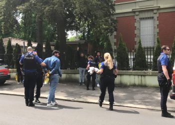 YENİLENDİ – Bern’de ki Irak Konsolosluğu’nda Maxmur’a yönelik saldırılara karşı sivil itaatsizlik eylemi gerçekleştirildi