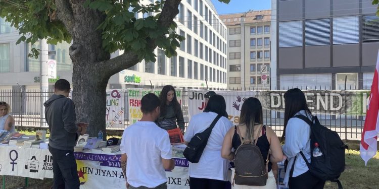 TekoJIN üyelerinden Şehid Sakine Cansız Festivalinde stand