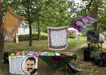 JXK üyeleri Freien Üniversitesi’nde Önder APO ve Kurdistan için stand açtı