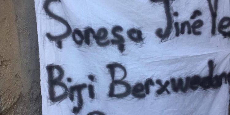 Amed Yurtsever Gençlik ve Genç Kadın Birimleri 19 Temmuz Devrim yıldönümü için pankart astı