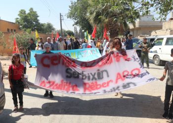 Kobanê’de Genç Kadınlar Birliği Önder Apo’ya dönük ağırlaştırılmış tecrite karşı yürüyüş düzenledi