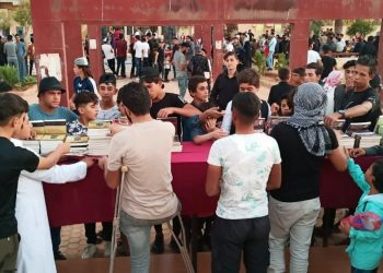 Devrimci Gençlik, Tabqa’da Önder APO’nun kitaplarını dağıttı