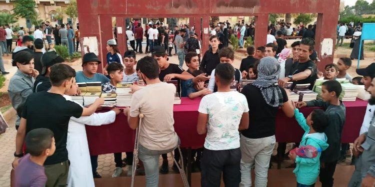 Devrimci Gençlik, Tabqa’da Önder APO’nun kitaplarını dağıttı