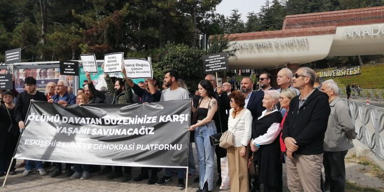 Eskişehir Emek ve Demokrasi Platformu, intihar eden üniversiteliler için eylemdeydi