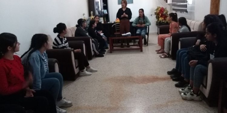 Kobanê’deki Yekitiya Jinên Ciwan tarafından Toplumsal Cinsiyet üzerine bir toplantı düzenledi