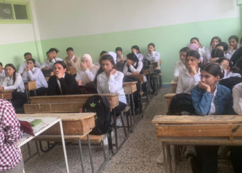 Genç Kadınlar Birliği, özel savaşa karşı lise öğrencilerine seminer veriyor