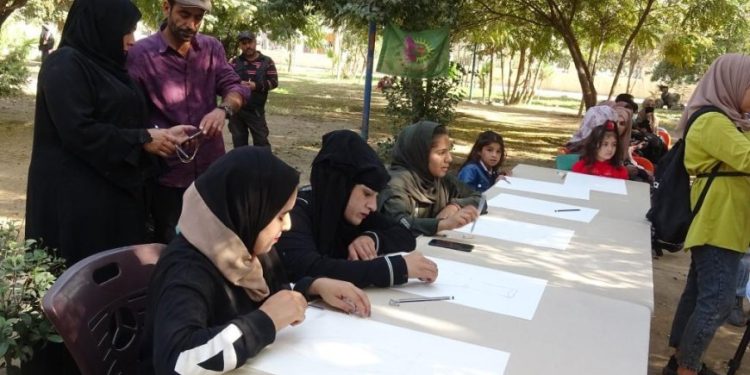 Reqa’da genç kadınlar arasında resim yarışması düzenlendi