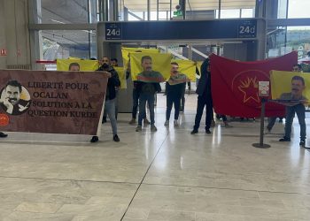 TCŞ üyeleri Paris Havaalanı’nda sivil itaatsizlik eylemi gerçekleştirdi