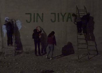 Kobanê genç kadınları duvara Şehit Sara ve Şehit Ruken’in resmini çizdi