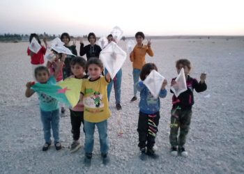Şehba’lı çocuklar bir araya gelerek uçurtma yapma etkinliği gerçekleştirdi